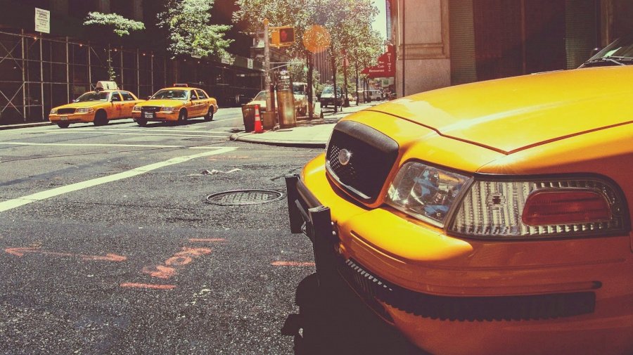 Cultura popular de los negocios de taxis y su particular color amarillo
