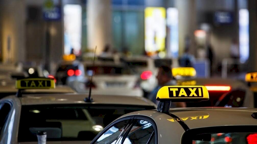 ¿Cuáles son los posibles riesgos a considerar al crear una plataforma de despacho de taxis?