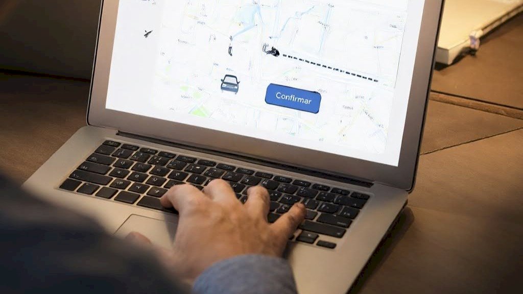 Aplicaciones marca blanca vs. desarrollo a la medida para flotas de taxi